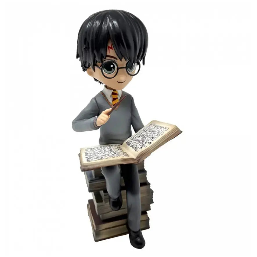 FIGURINE HARRY POTTER: HARRY SUR UNE PILE DE GRIMOIRES - La Case Au Tresor