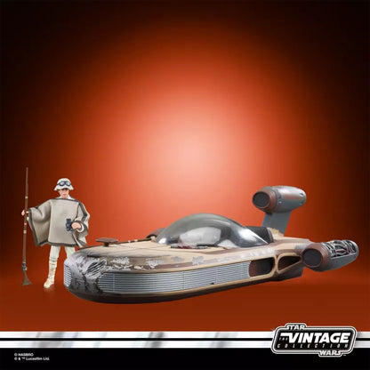 Figurine Luke 9,5 cm avec poncho photoréaliste et accessoires devant véhicule