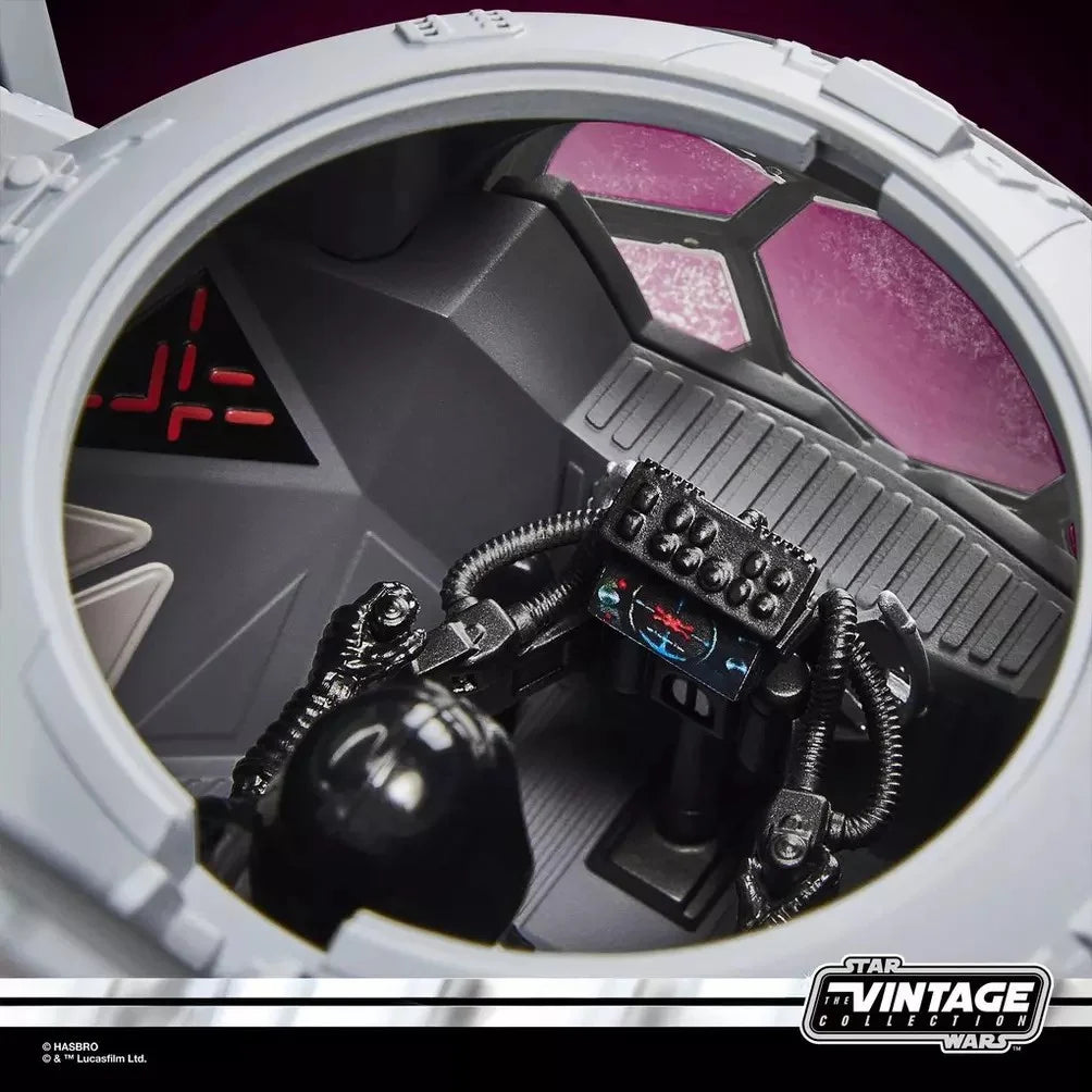 Cockpit ouvert du TIE avancé avec Dark Vador assis, aile endommagée interchangeable visible
