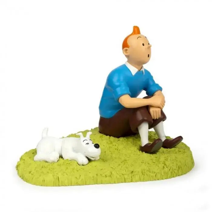 FIGURINE TINTIN: TINTIN ASSIS DANS L'HERBE - La Case Au Tresor