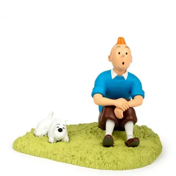 FIGURINE TINTIN: TINTIN ASSIS DANS L'HERBE - La Case Au Tresor