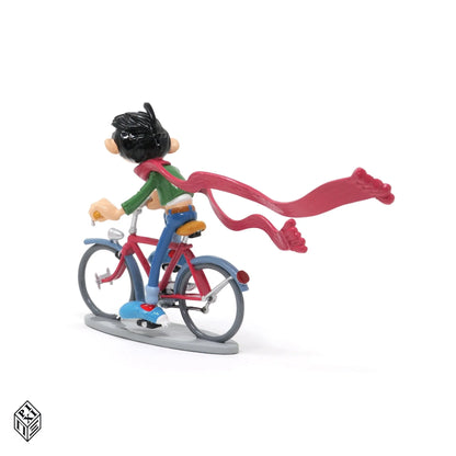Figurine Pixi Gaston Lagaffe à vélo et l'écharpe géante, vue de trois quarts