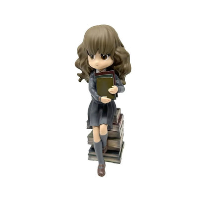 FIGURINE HARRY POTTER HERMIONE GRANGER SUR UNE PILE DE LIVRES - La Case Au Tresor