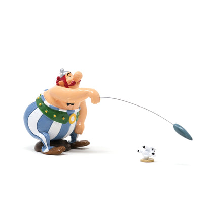 Figurine Pixi Astérix – Obélix lançant le mini Menhir à Idéfix - La Case Au Tresor