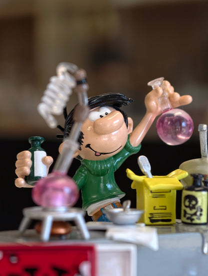 Figurine Pixi Gaston Lagaffe - détail des accessoires de chimie