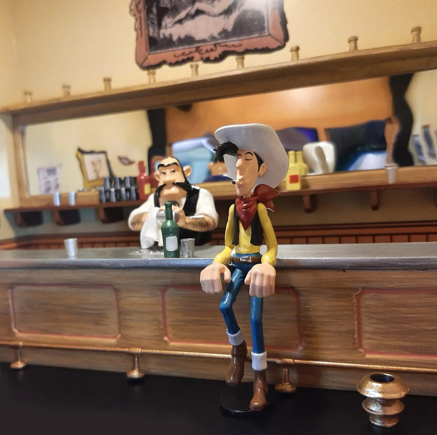 PIXIRAMA - Lucky Luke Saloon Figurine - La Case Au Tresor